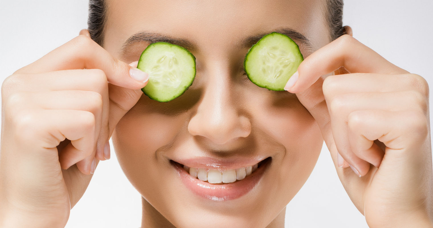 Cooling effects ofcucumber slices help reduce eye bags effectively.